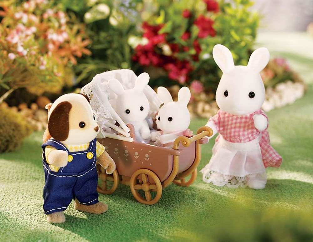 Calico Critters: Connor 'n' Kerri's Carriage Ride Play Set (Milk Rabbit Mom and Babies)