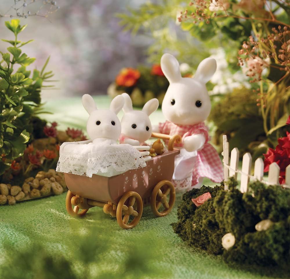 Calico Critters: Connor 'n' Kerri's Carriage Ride Play Set (Milk Rabbit Mom and Babies)