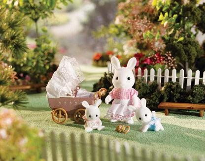 Calico Critters: Connor 'n' Kerri's Carriage Ride Play Set (Milk Rabbit Mom and Babies)