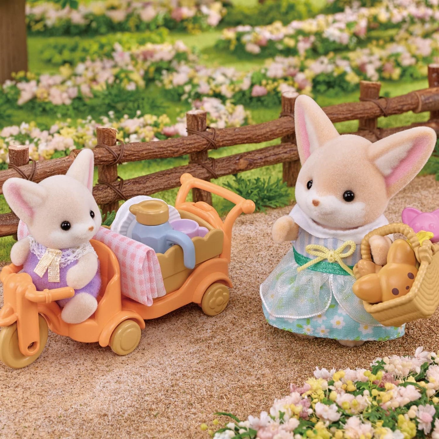 Calico Critters: Sunny Picnic Set (Fennec Fox Siblings)